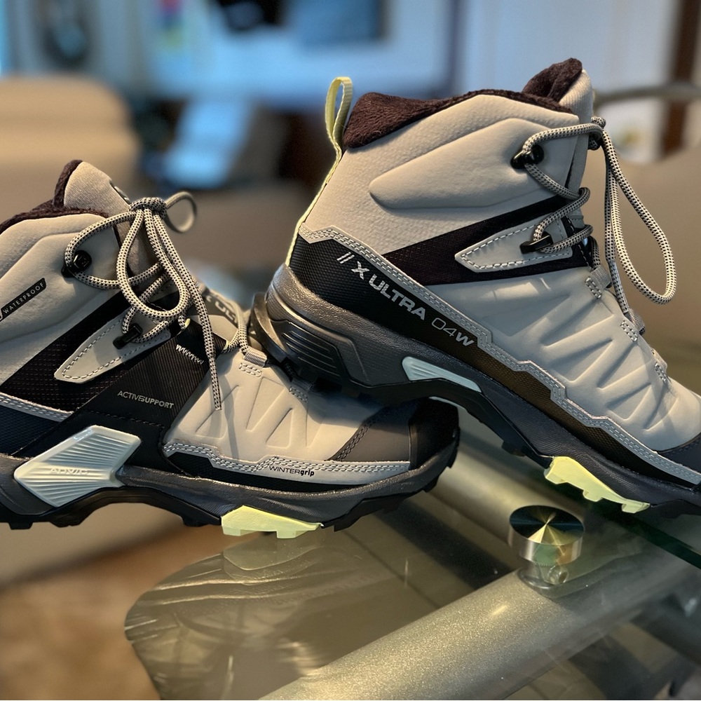 NEW women’s winter boots NEVER WORN Salomon X ULTRA 4 MID